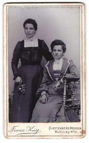 Fotografie Franz Kny, Questenberg-Meissen, Mühlweg 10, Zwei Frauen in eleganter Kleidung