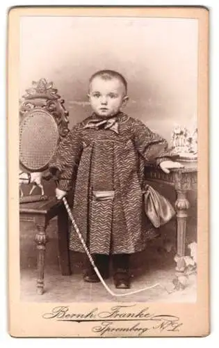 Fotografie Bernhard Franke, Spremberg N. L., Kleinkind mit Stuhl und Tisch