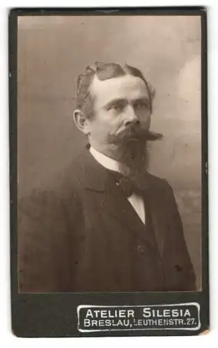 Fotografie Atelier Silesia, Breslau, Leuthenstr. 27, Porträt eines Herrn mit Bart