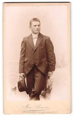 Fotografie Max Baum, Dresden, Königsbrückerstrasse 64, Eleganter Herr mit Hut