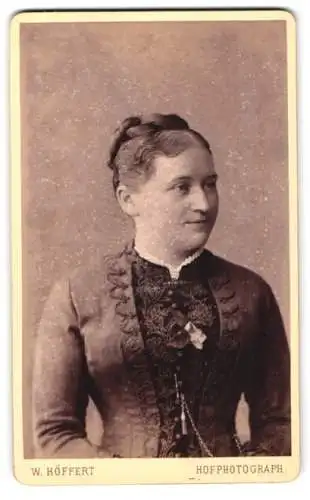 Fotografie W. Höffert, Berlin, Leipziger Platz 12, Damenporträt im eleganten Kleid