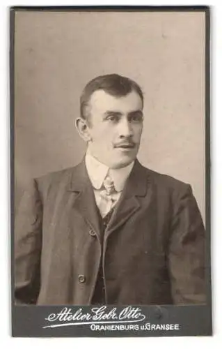 Fotografie Gebr. Otto, Oranienburg, Portrait eines jungen Mannes