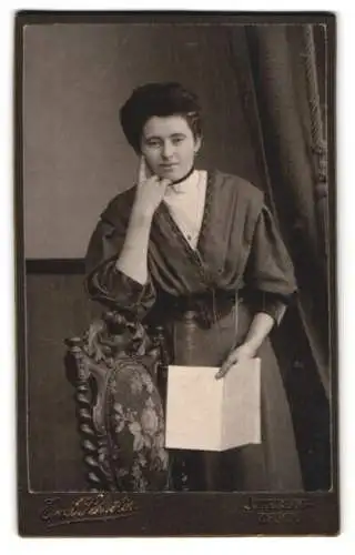 Fotografie Emil Schröter, Jüterbog, Elegante Dame mit Buch