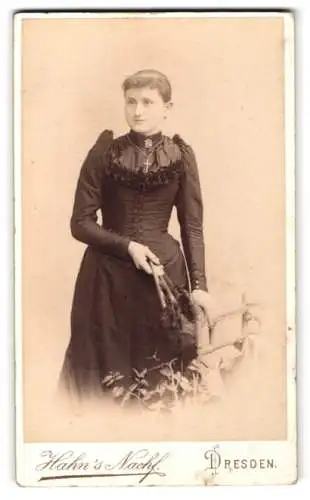 Fotografie Hahn`s Nachf., Dresden, Waisenhaus-Str. 16, Frau in elegantem Kleid