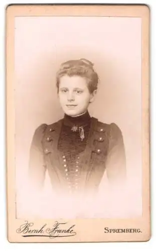 Fotografie Bernhard Franke, Spremberg, Elegante Dame mit Hochsteckfrisur
