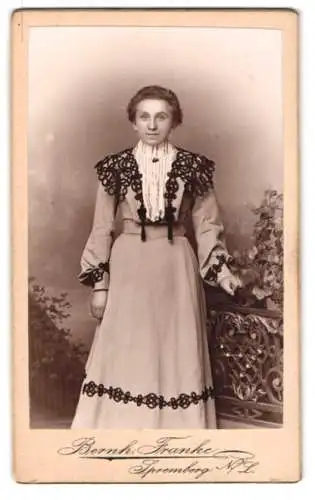 Fotografie Bernh. Franke, Spremberg /N. L., Frau in elegantem Kleid mit Spitzenverzierung