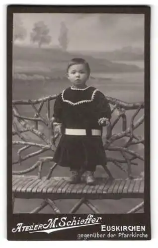 Fotografie M. Schiffer, Euskirchen, Kleinkind auf einer Bank