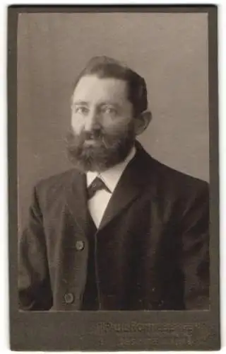 Fotografie Paul Ronneberger, Lössnitz, Porträt eines Herren mit Bart