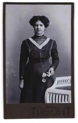 Fotografie C. Seeber Nachf., Oberwiesa, Junge Frau im eleganten Kleid