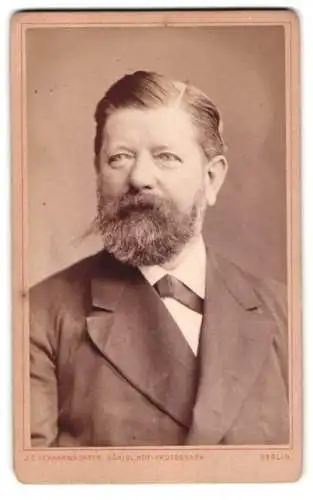Fotografie J. C. Schaarwächter, Berlin, Leipziger Strasse 130, Porträt eines älteren Mannes mit Bart