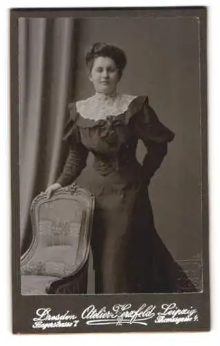 Fotografie Atelier Herzfeld, Dresden, Pragerstrasse 7, Dame in elegantem Kleid
