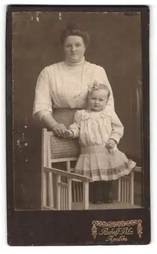 Fotografie Rudolf Pilz, Apolda, Mutter mit Kind auf Stuhl
