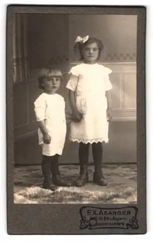 Fotografie F. X. Asanger, Weiden in Bayern, Johannisstrasse 18/19, Geschwister in heller Kleidung