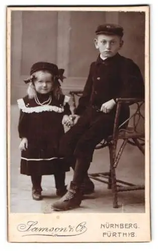 Fotografie Samson & Co., Nürnberg, Karolinen-Str. 55, Zwei Kinder in dunkler Kleidung
