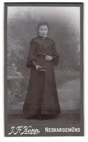 Fotografie J. F. Kopp, Neckargemünd, Elegantes Mädchen im langen Kleid