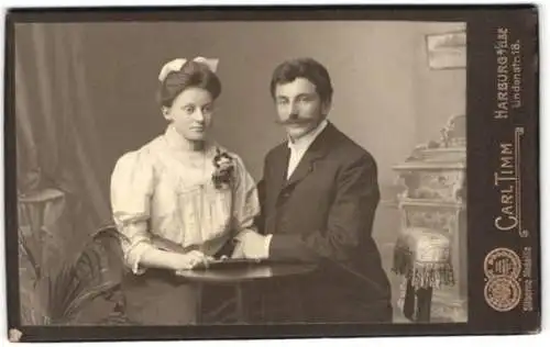 Fotografie Carl Timm, Harburg, Lindenstrasse 18, Paar am Tisch