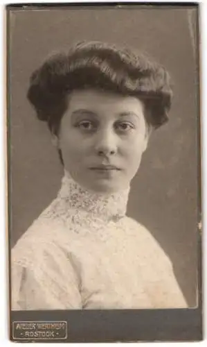 Fotografie Atelier Wertheim, Rostock, Porträt einer Frau in Spitzenbluse