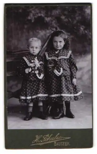 Fotografie H. Schulze, Bautzen, Zwei Kinder in gepunkteten Kleidern