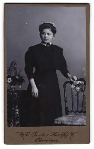 Fotografie C. Seeher Nachflg., Oberwiesa, Elegante Dame mit Stuhl