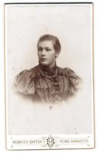 Fotografie Heinrich Barten, Peine, Bahnhofstr., Porträt einer jungen Frau