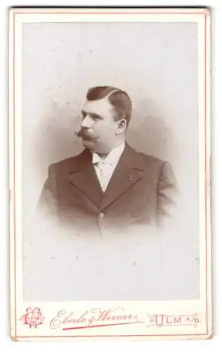 Fotografie Eberle & Werner, Ulm, Karlstrasse, Porträt eines eleganten Herren