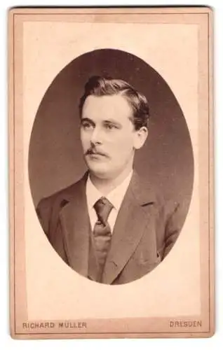 Fotografie Richard Müller, Dresden, Marienstrasse 26, Porträt eines jungen Mannes