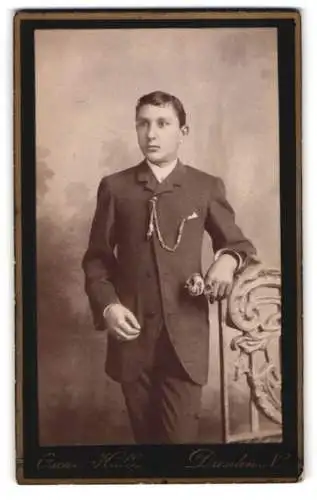 Fotografie Oscar Halle, Dresden, Königsbrückerstrasse 49, Eleganter junger Mann mit Spazierstock