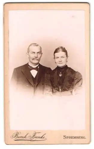 Fotografie Bernh. Franke, Spremberg, Würdevoll gekleidetes Paar