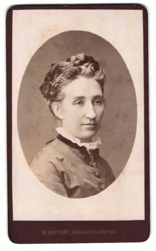 Fotografie W. Höffert, Dresden, Seestrasse 10, Porträt einer Frau