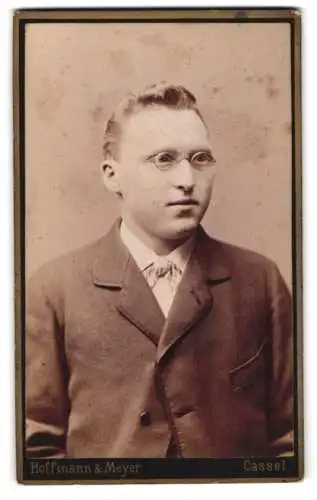 Fotografie Hoffmann & Meyer, Cassel, Mauerstrasse 2, Porträt eines Mannes mit Brille