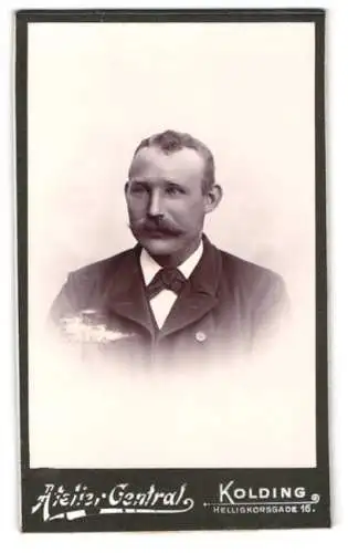 Fotografie Atelier Central, Kolding, Helligkorsgade 16, Porträt eines Mannes mit markantem Schnurrbart