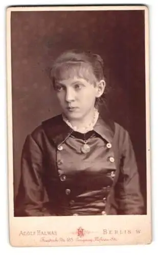 Fotografie Adolf Halwas, Berlin, Friedrich Strasse 185, Porträt einer jungen Frau
