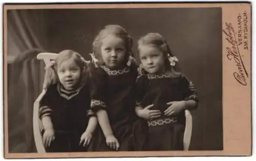 Fotografie Oscar Hertzberg, Vernamo, Smålands Rydaholm, Drei Kinder auf einer Bank