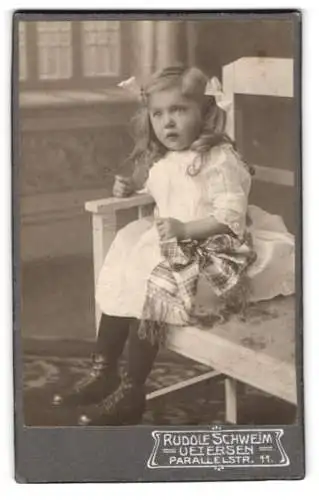 Fotografie Rudolf Schweim, Uetersen, Parallelstr. 11, Kind auf Bank sitzend