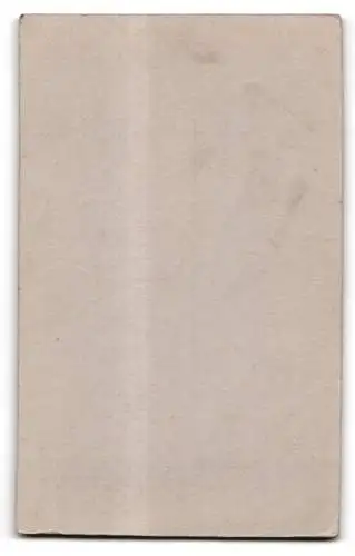 Fotografie Rudolf Schweim, Uetersen, Parallelstr. 11, Kind auf Bank sitzend