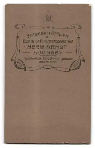 Fotografie Herm. Arndt, Ljungby, Kind auf Stuhl stehend