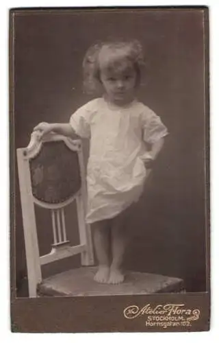 Fotografie Atelier Flora, Stockholm, Hornsgatan 102, Kind auf Stuhl stehend