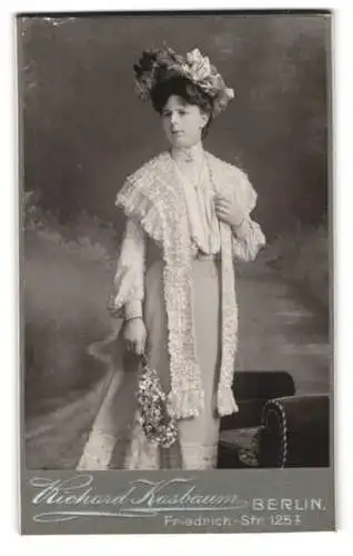 Fotografie Richard Kosbaum, Berlin, Friedrich-Str. 125, Elegante Dame mit Blumenstrauss