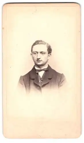 Fotografie O. Engelmann, Dresden, Brückenstrasse 4, Porträt eines jungen Mannes