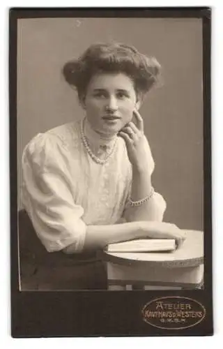 Fotografie Atelier Kaufhaus des Westens, Berlin, Junge Frau mit Buch
