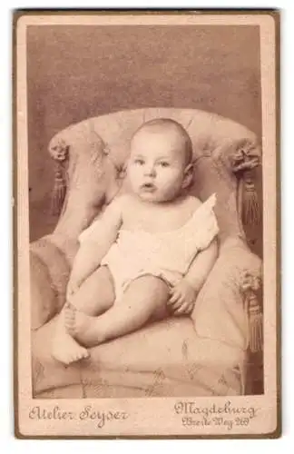 Fotografie Atelier Seyser, Magdeburg, Breite Weg 269, Porträt eines Kleinkindes auf einem gepolsterten Sessel