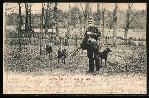 AK Lüneburger Heide, Förster mit Rehkitzen und Hund in einem Freigehege