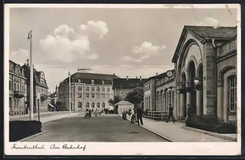 AK Frankenthal / Pfalz, Partie am Bahnhof mit Passanten