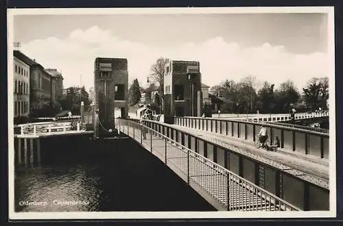 AK Oldenburg / O., Cäcilienbrücke mit Passanten und Kutsche