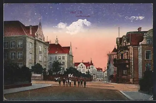AK Hof i. B., Blick in die Schillerstrasse mit Passanten