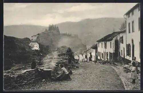 AK Laroche /Ardennes, Strassenpartie, Einwohnerin mit Kochtopf am Strassenrand