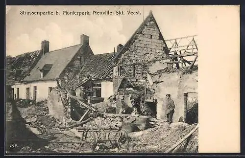 AK Neuville /Skt. Veast, Strassenpartie b. Pionierpark, Zerstörte Gebäude und Soldat, Kriegsbilder aus dem Westen