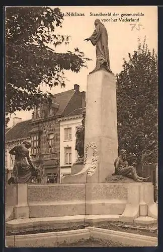 AK St-Niklaas, Stenbeeld der gesneuvelde voor het Vaderland