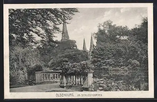 AK Oldenburg / O., Im Schlossgarten mit Kirchturm