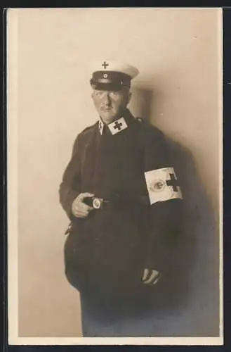 Foto-AK Deutscher Sanitäter in Uniform